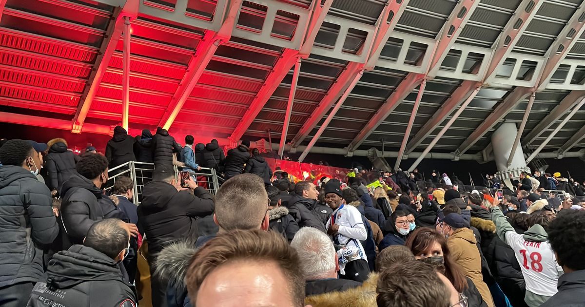 Затеяли массовую драку: матч Кубка Франции досрочно завершили из-за хулиганских действий фанатов