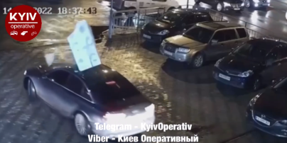 У Києві шквальний вітер відірвав шматок фасаду будівлі та жбурнув на автомобіль: відео