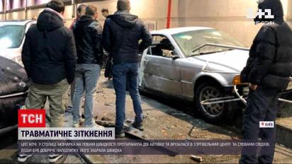Иномарка на полной скорости протаранила два автомобиля и врезалась в торговый центр | Новости Киева