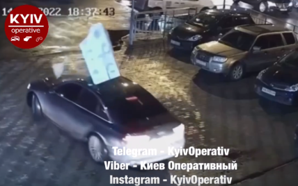 В Киеве шквальный ветер оторвал кусок фасада здания и швырнул на автомобиль: видео