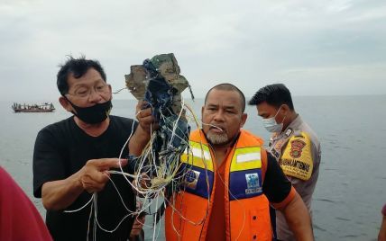 У Мережі з'явилося відео з місця авіакатастрофи в Індонезії: знайшли уламки