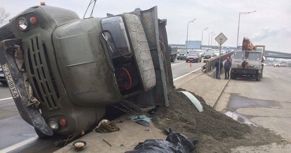 В Киеве на съезде с моста столкнулись ЗИЛ и КамАЗ, один из водителей погиб
