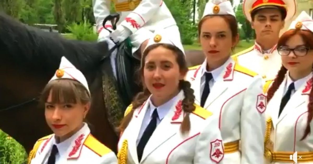 "Мы готовы дойти с вами до самого ада": в Донецке дети своебразно поздравили боевика Захарченко