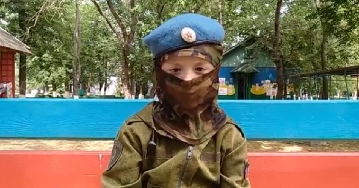 Соцмережі розбурхало відео з 7-річним хлопчиком із Горлівки, який хизується убивствами українців