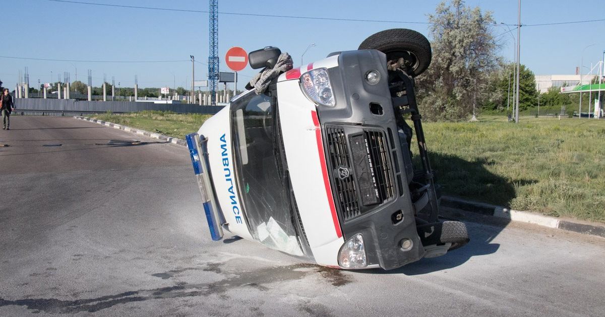 В Киеве легковушка подрезала скорую, которая вылетела с дороги и перевернулась - СМИ
