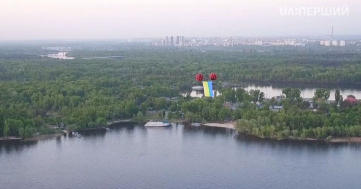 Прапори країн-учасниць "Євробачення-2017" злетіли у небо Києва / © UA:Перший