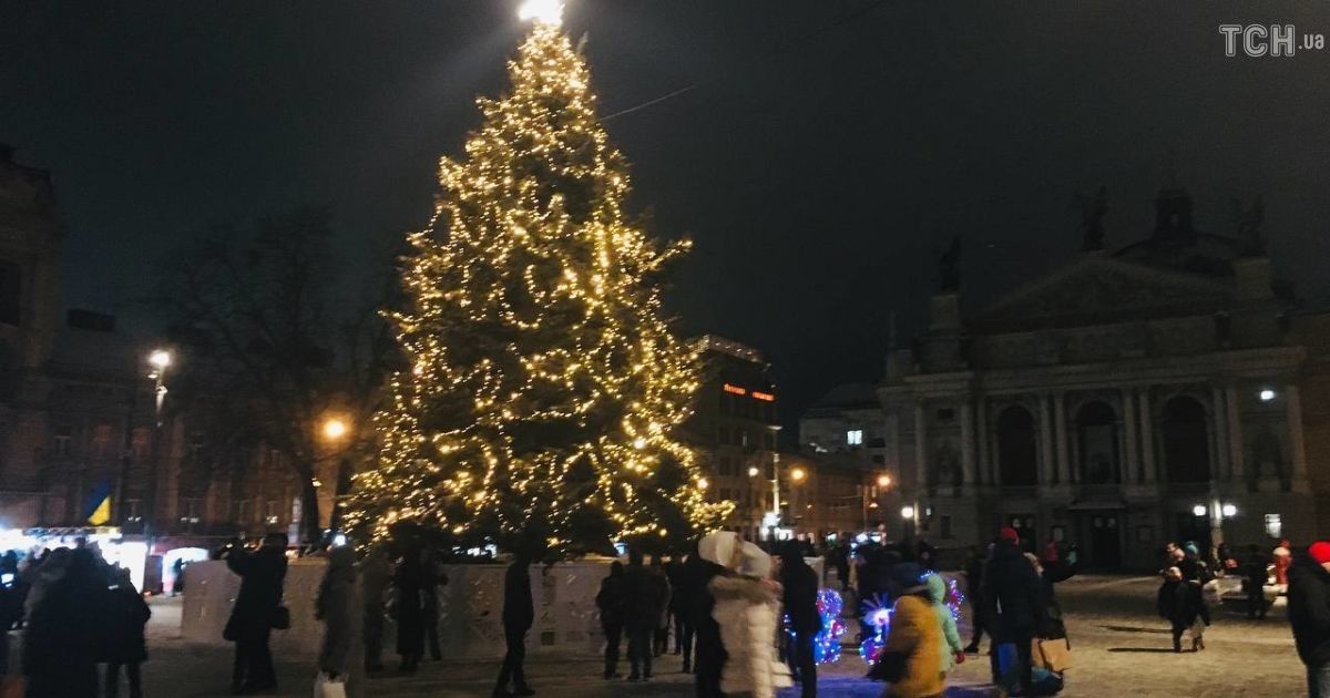 У Львові "запалили" новорічну ялинку: який вигляд вона має (фото)