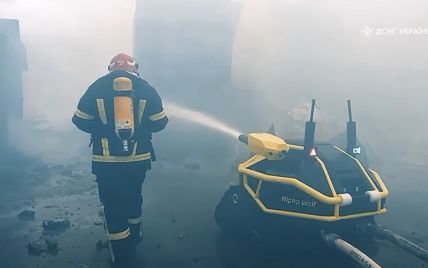 В ГСЧС работает робот-пожарник: что он умеет (видео)