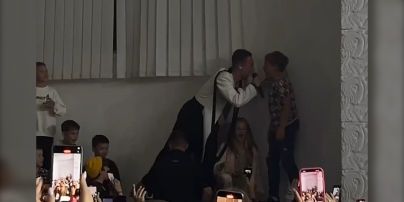 Артем Пивоваров на концерте спел со своими маленькими поклонниками на концерте