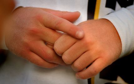 Дослідники спростували міф про шкідливий хрускіт пальців