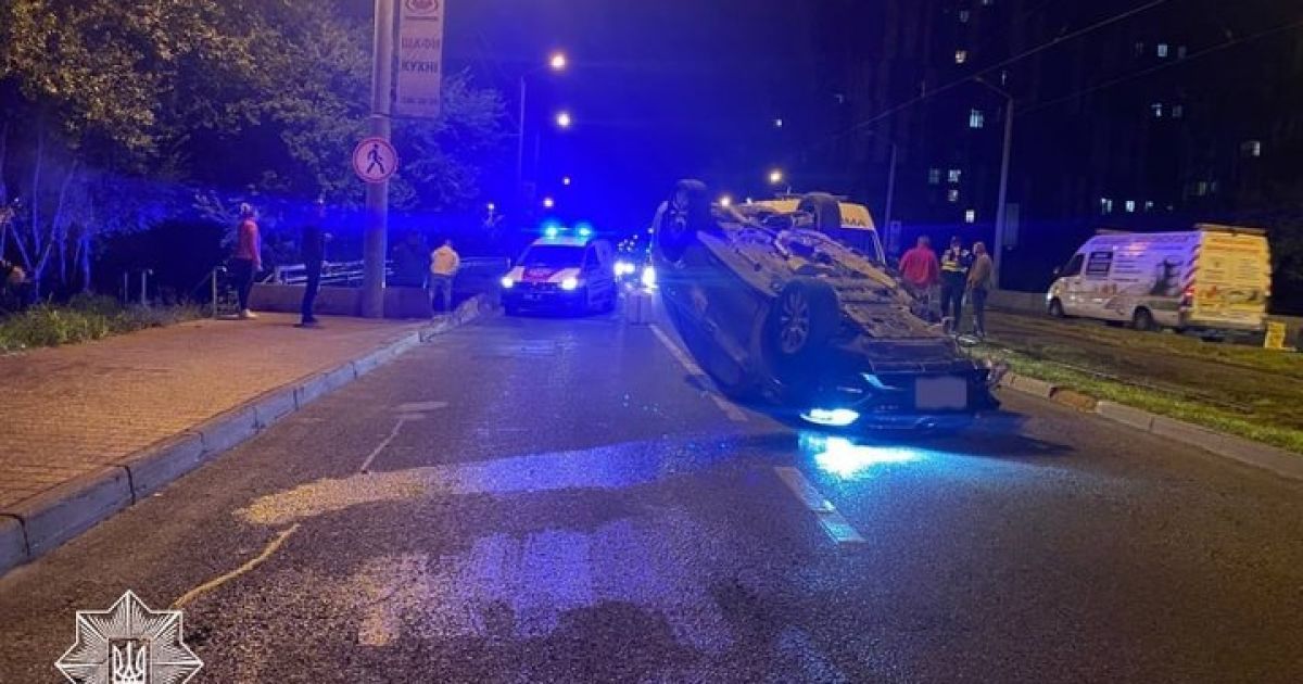 Проехался на боку: во Львове водитель опрокинул на крышу свой Mercedes-Benz (фото)
