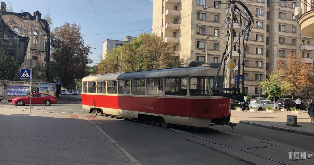 У Києві в трамвая під час руху відірвалися "роги"
