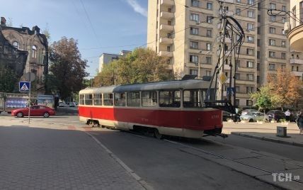 В Киеве в трамвая во время движения оторвались "рога"