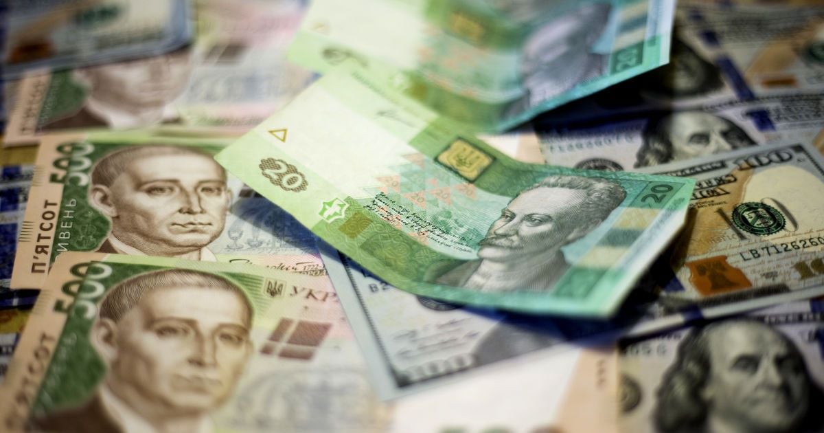 Гривна обесценивается на валютном рынке