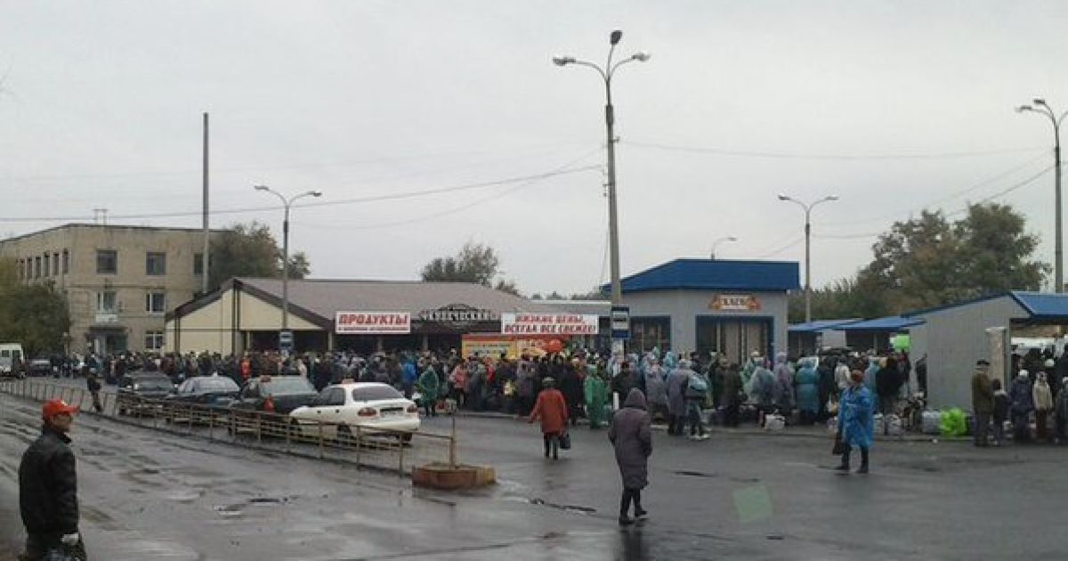 На Донбассе образовались километровые очереди на блокпостах