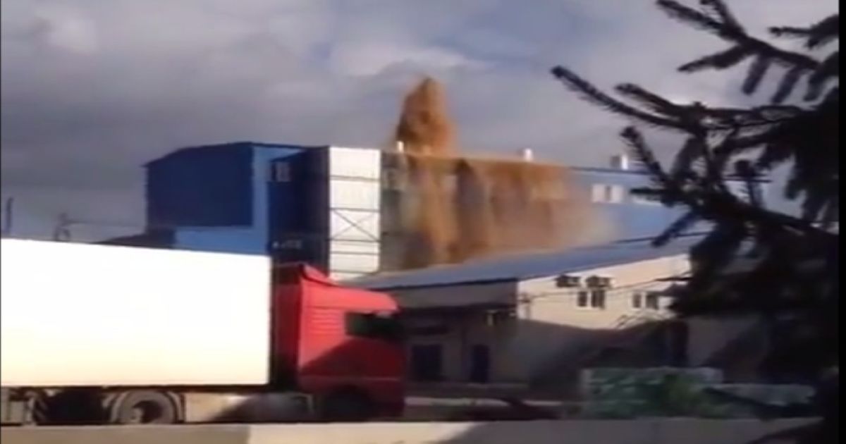 Очевидцы сняли на видео зрелищное "извержение"