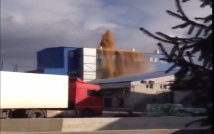 Очевидцы сняли на видео зрелищное "извержение" дрожжей на воронежском заводе