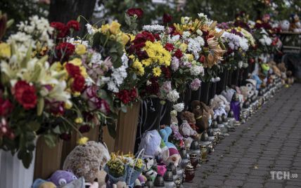 Квіти, іграшки і сльози: біля знищеного ТЦ "Амстор" кременчуківці створили імпровізований меморіал