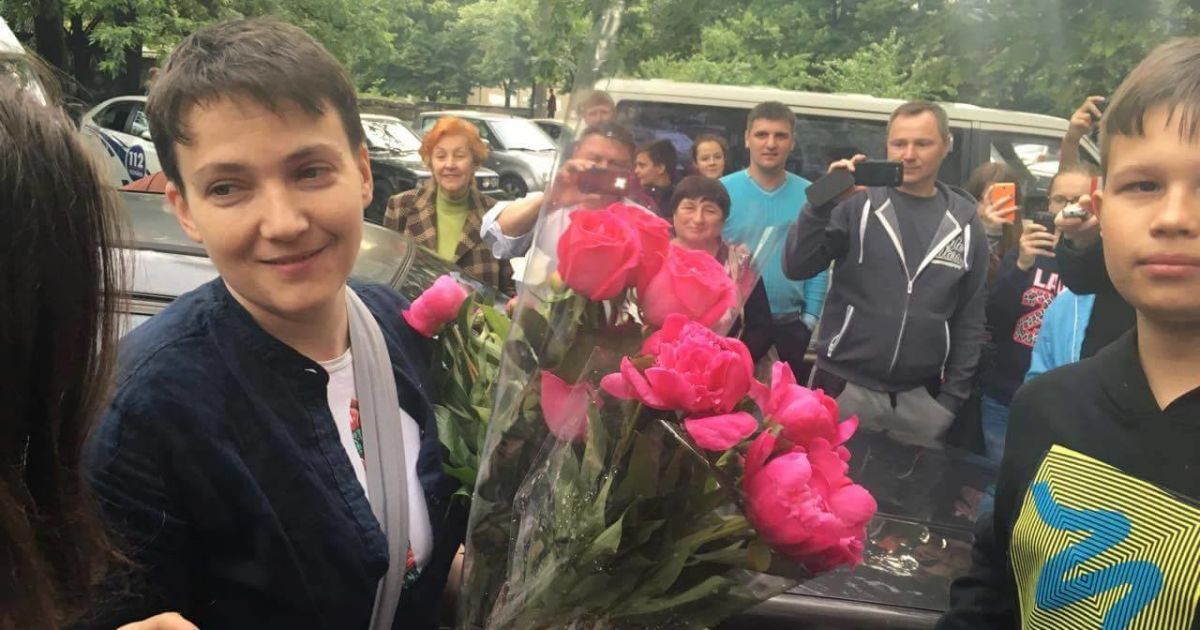 Всю ніч після повернення Савченко зустрічала гостей та заснула лише вранці