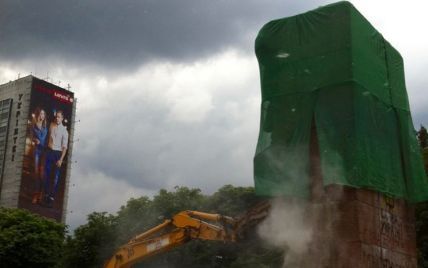Без серпа, но с молотом: в Сети показали видео с сокрушительным демонтажем памятника чекистам