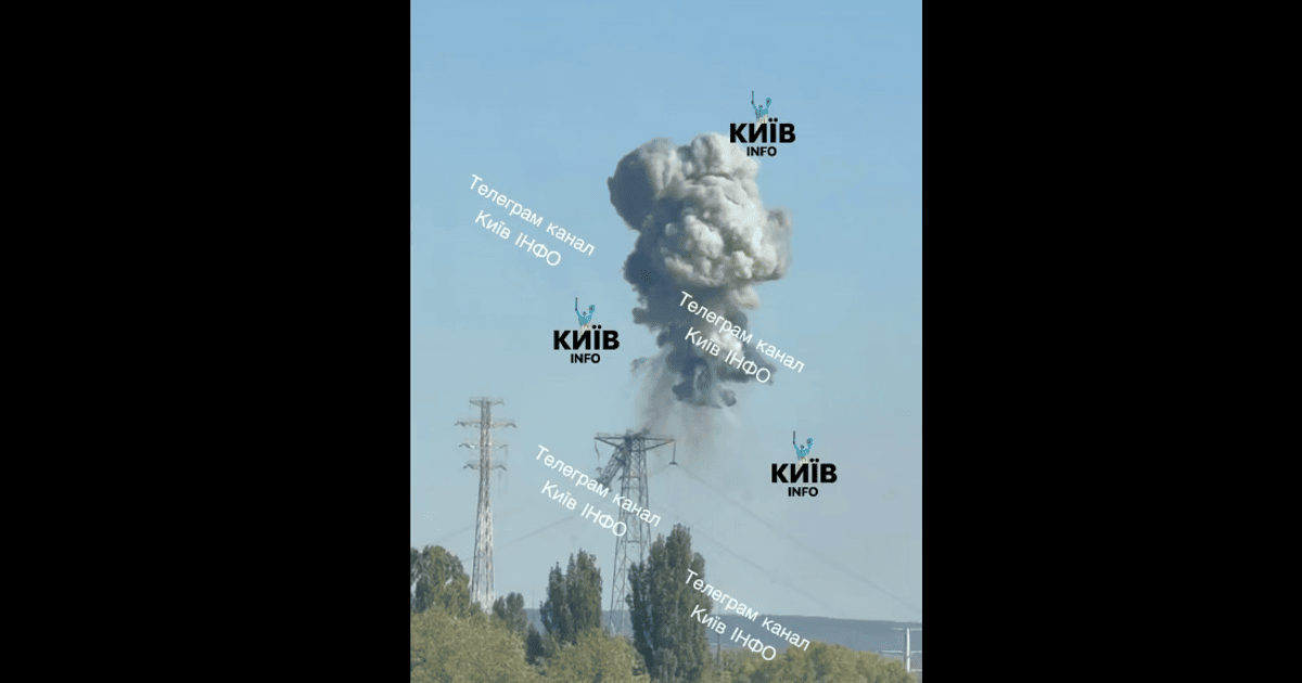 Зруйнована опора ЛЕП у Києві