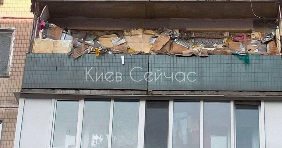 В Киеве засняли заваленный мусором балкон в многоэтажке на Оболони: фото