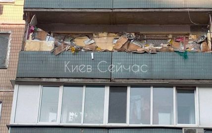В Киеве засняли заваленный мусором балкон в многоэтажке на Оболони: фото