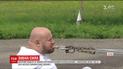 Дитячий педіатр зі Львова протягнув літак зубами на п'ять метрів