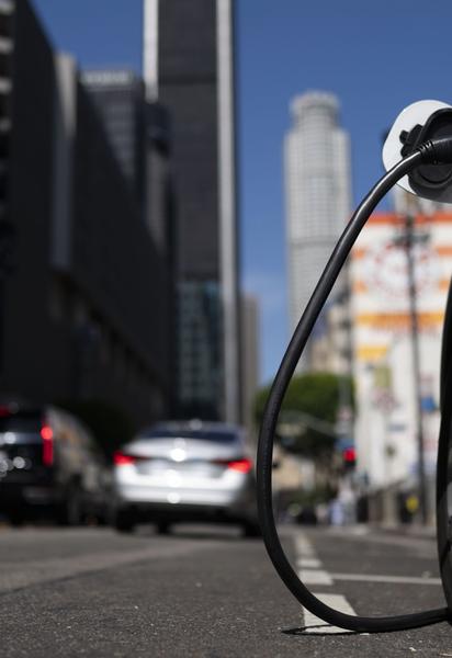 Як правильно заряджати електромобіль, щоб акумулятор служив довше