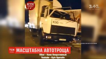 В Киеве вечером грузовик без тормозов протаранил с десяток машин