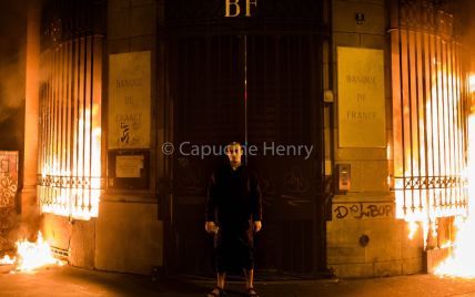 Скандальный российский художник поджег Банк Франции, чтоб "разжечь огонь революции"