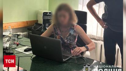 Чиновница попалась на взятках косметикой и элитным отдыхом