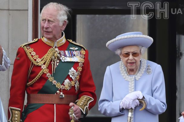 Принц Чарльз и королева Елизавета II на Trooping the Colour / © Associated Press