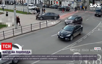 У Львові водій вискочив на тротуар і збив 54-річну жінку: відео події