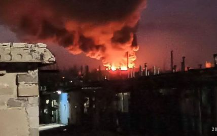 У Донецьку палає покрівля м'ясокомбінату: місто затягнуло чорним димом (фото, відео)