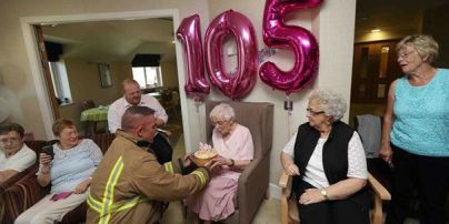 Британке на 105-й День рождения "подарили" пожарника с татуировками