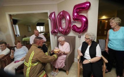 Британке на 105-й День рождения "подарили" пожарника с татуировками