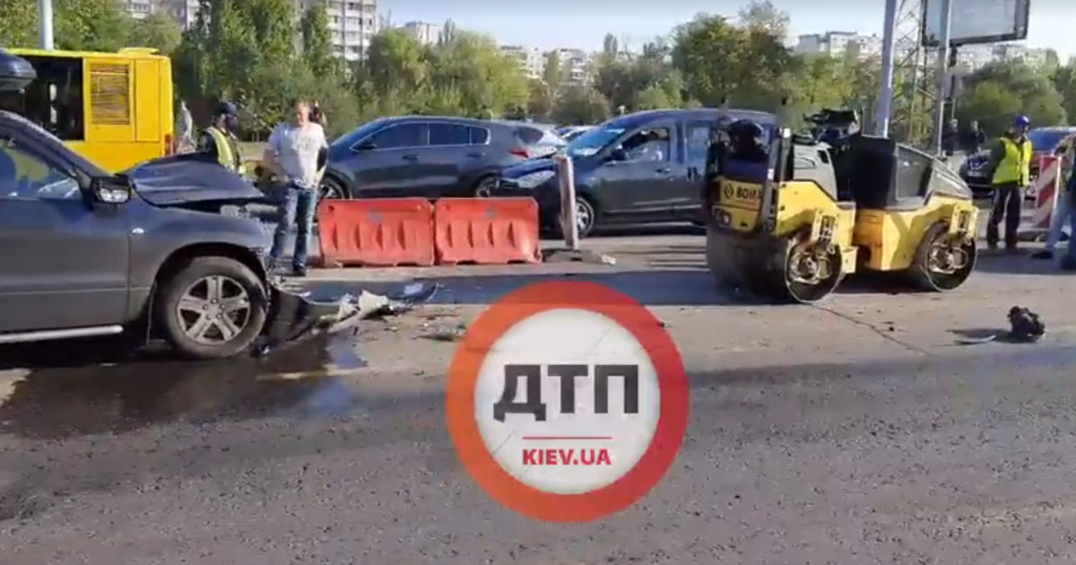 У Києві позашляховик протаранив коток, є постраждалі