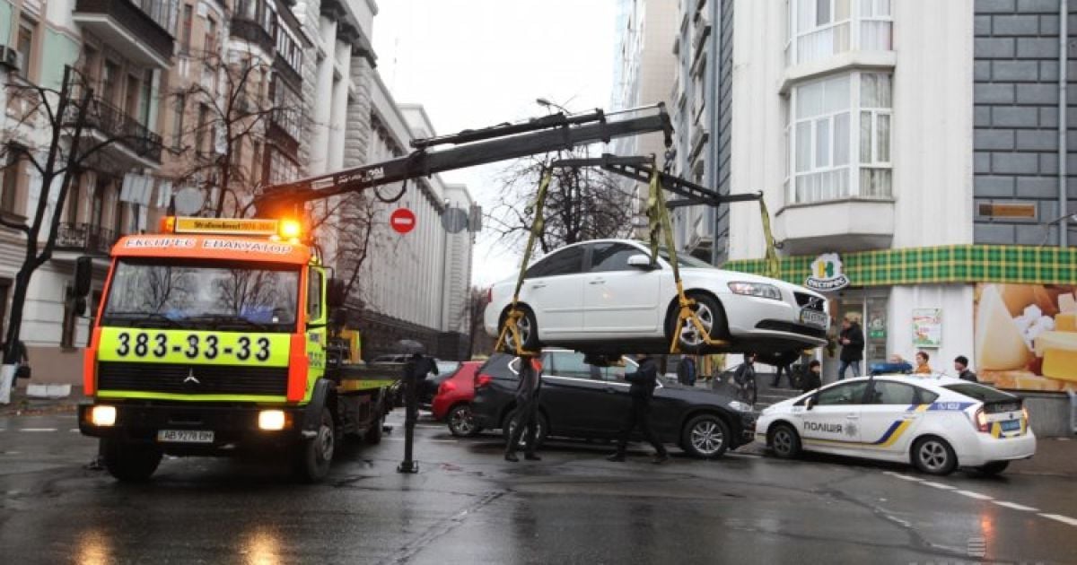 Завантаження неправильно припаркованого автомобіля на евакуатор на перетині вулиць Інститутської та Садової в Києві. У столиці знову вивозять евакуаторами неправильно припарковані авто. / © УНІАН