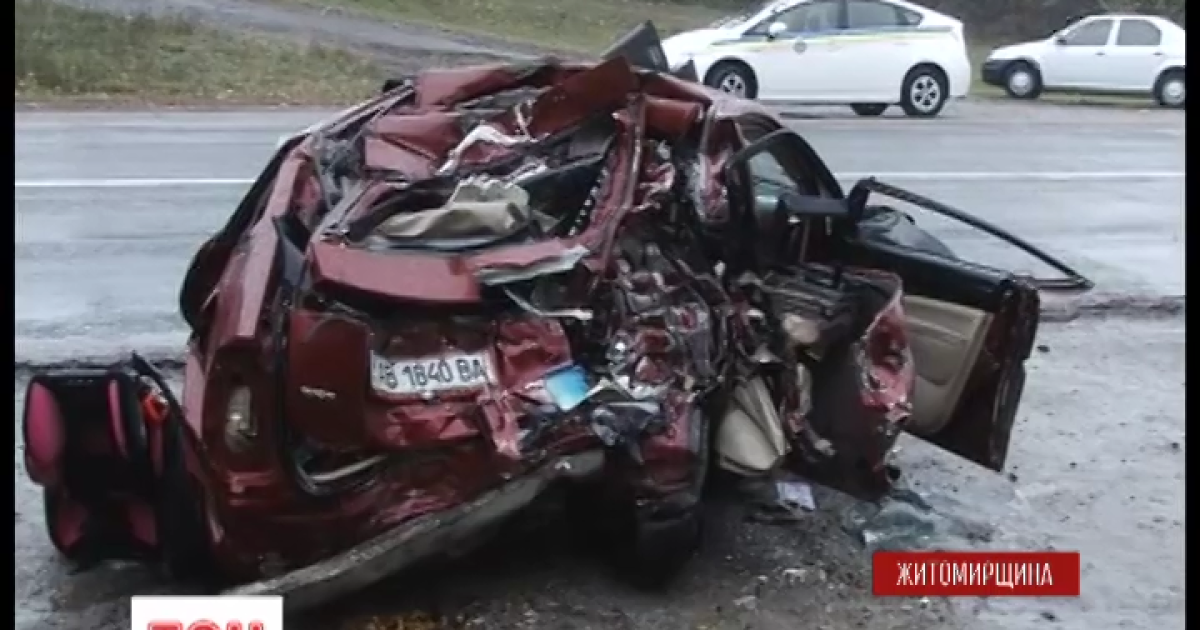 Після ДТП машина перетворилася на купу брухту