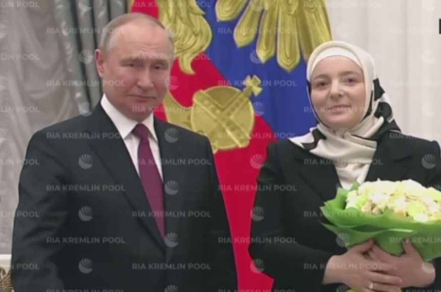 Путін нагородив званням дружину Рамзана Кадирова. ФОТО: скрин із відео / © 