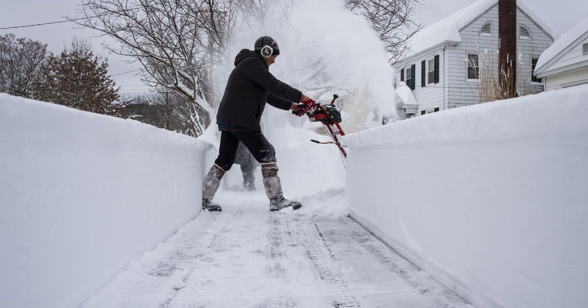 Восточное побережье Соединенных Штатов парализовал мощный снегопад