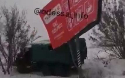 "Вирішили через поле поїхати": на трасі Одеса-Рені вантажівка з військовими злетіла з траси