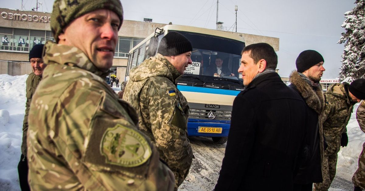 Участники АТО пикетируют Центральный автовокзал в Полтаве 23 января 2016 года, требуя предоставления льготного проезда