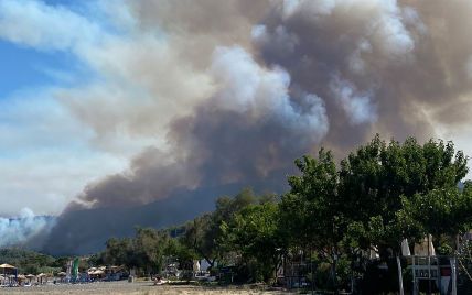 Тисячі людей втекли, а курортні селища згоріли: що відбувається в охопленій полум'ям Греції (фото, відео)