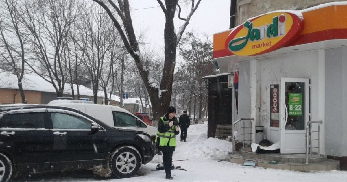 У центрі Кишинева прогримів вибух на вході до магазину, є жертви