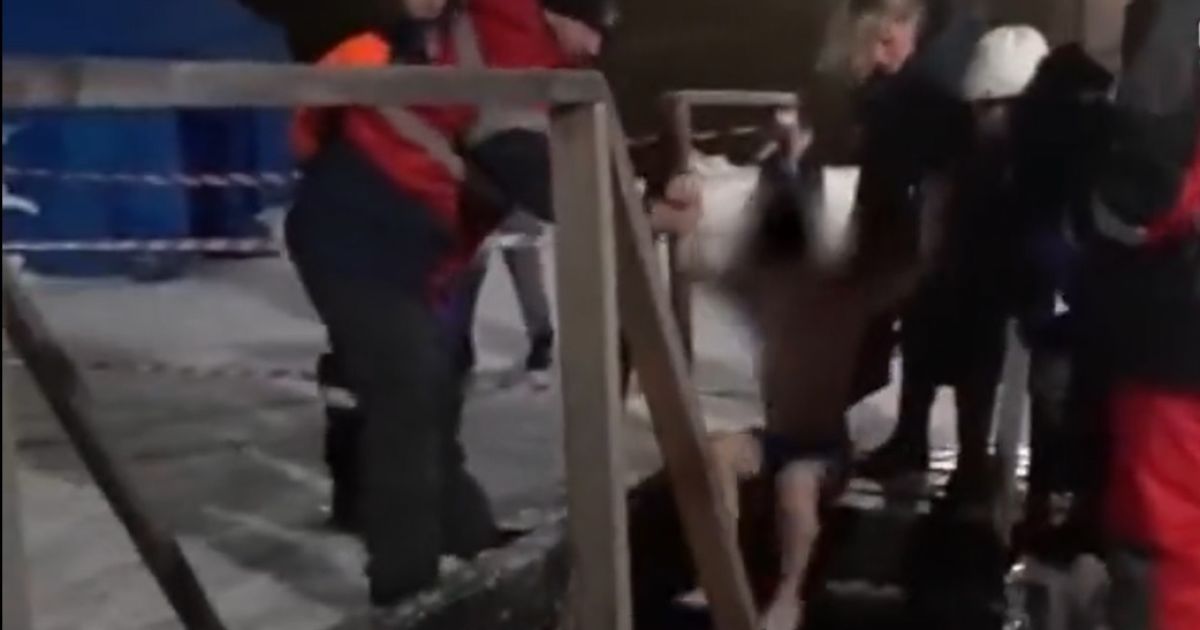 Кричал и вырывался: в России насильно окунули мальчика в прорубь во время мороза -26 градусов