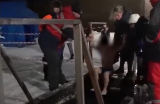Кричав і виривався: у Росії силоміць занурили хлопчика в ополонку під час морозу -26 градусів