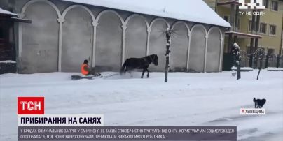 Новости Украины: во Львовской области коммунальщик удивил местных способом уборки снега