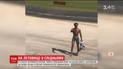 В американской Атланте 19-летний парень в трусах выскочил на крыло самолета